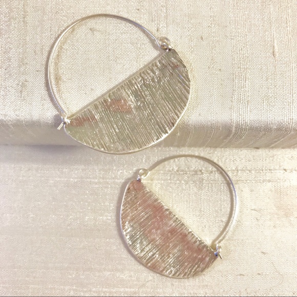 ⚪️Rylan Crescent Hoops⚪️ - Picture 5 of 8